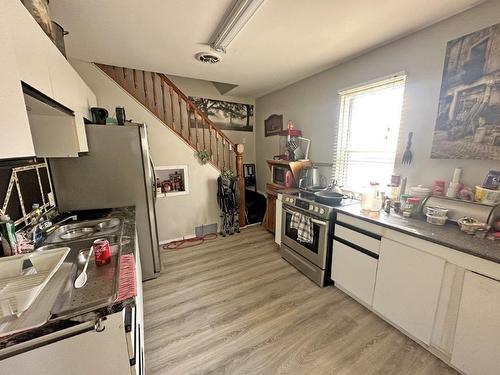 237 Ogden Street, Thunder Bay, ON - Indoor Photo Showing Kitchen With Double Sink