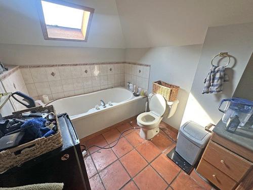 237 Ogden Street, Thunder Bay, ON - Indoor Photo Showing Bathroom