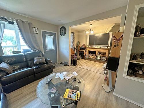 237 Ogden Street, Thunder Bay, ON - Indoor Photo Showing Living Room