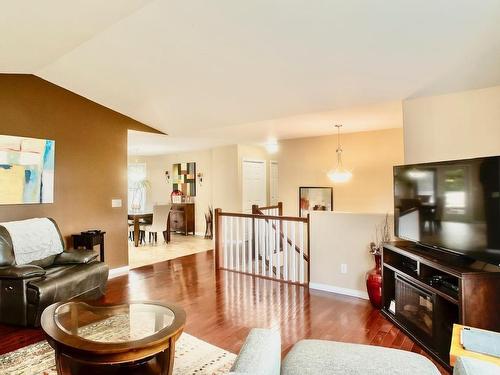 168 Lawrence Road, Thunder Bay, ON - Indoor Photo Showing Living Room