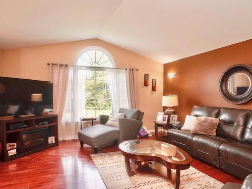 168 Lawrence Road, Thunder Bay, ON - Indoor Photo Showing Living Room