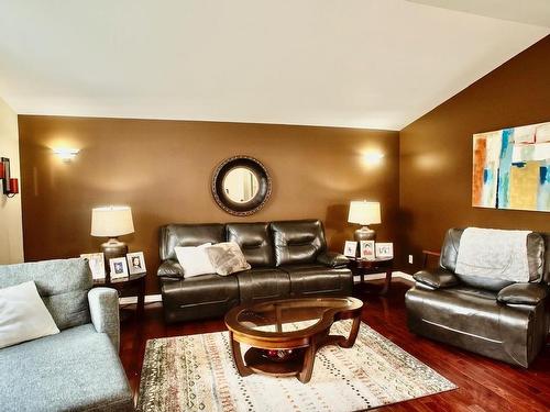 168 Lawrence Road, Thunder Bay, ON - Indoor Photo Showing Living Room