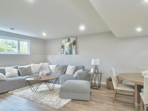 168 Lawrence Road, Thunder Bay, ON - Indoor Photo Showing Living Room