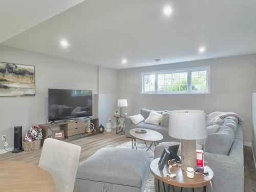 168 Lawrence Road, Thunder Bay, ON - Indoor Photo Showing Living Room