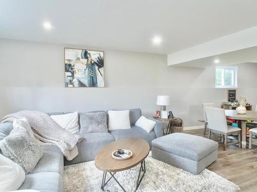 168 Lawrence Road, Thunder Bay, ON - Indoor Photo Showing Living Room