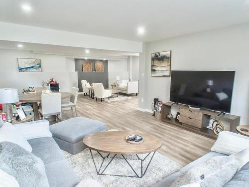 168 Lawrence Road, Thunder Bay, ON - Indoor Photo Showing Living Room