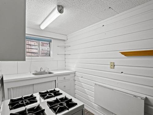 135 Battle Street, Kamloops, BC - Indoor Photo Showing Kitchen