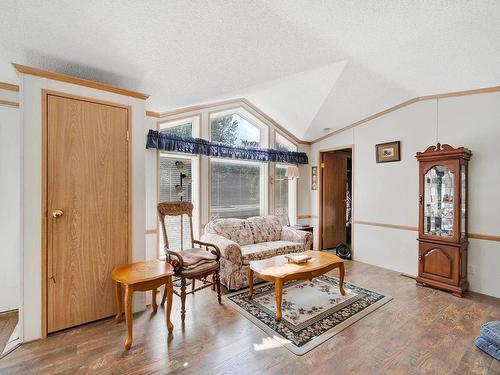 46 Blackpool Road, Clearwater, BC - Indoor Photo Showing Living Room