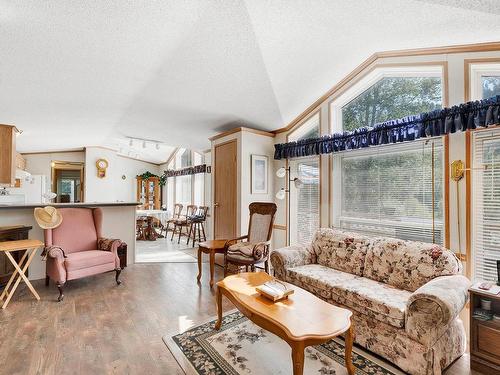 46 Blackpool Road, Clearwater, BC - Indoor Photo Showing Living Room