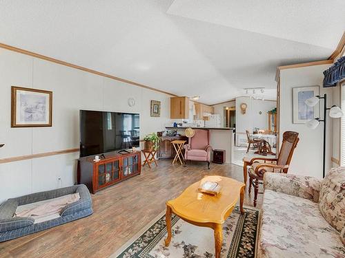 46 Blackpool Road, Clearwater, BC - Indoor Photo Showing Living Room