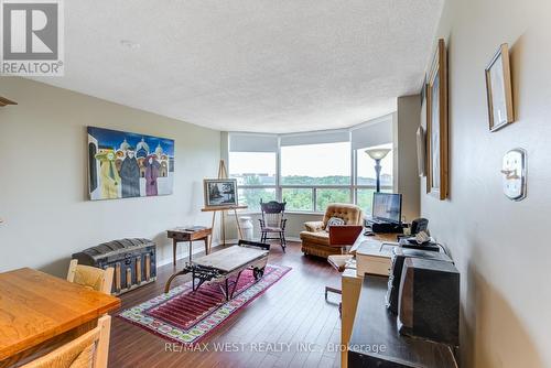 320 - 6 Humberline Drive, Toronto (West Humber-Clairville), ON - Indoor Photo Showing Living Room