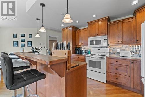 611 Shuswap Street Sw Unit# #204, Salmon Arm, BC - Indoor Photo Showing Kitchen