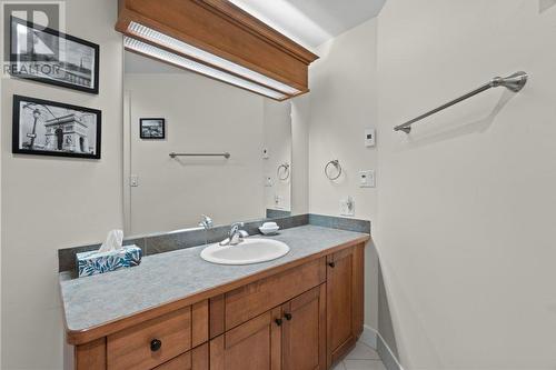 611 Shuswap Street Sw Unit# #204, Salmon Arm, BC - Indoor Photo Showing Bathroom