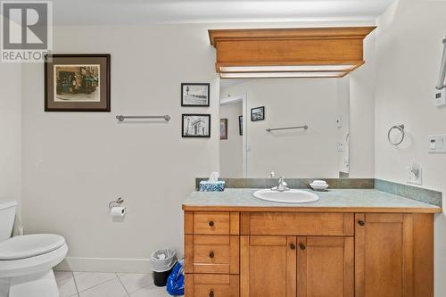 611 Shuswap Street Sw Unit# #204, Salmon Arm, BC - Indoor Photo Showing Bathroom