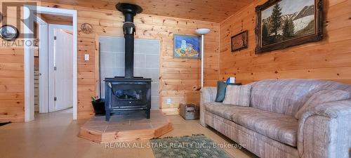 136 Coldstream Road, Kawartha Lakes, ON - Indoor Photo Showing Living Room