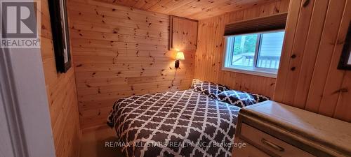 136 Coldstream Road, Kawartha Lakes, ON - Indoor Photo Showing Bedroom