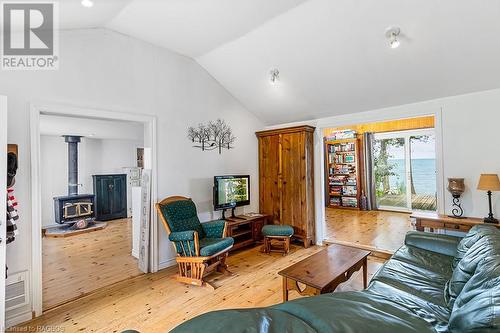 483 Bruce Road 13, Saugeen Indian Reserve 29, ON - Indoor Photo Showing Living Room