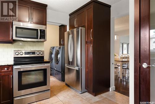 2034 Braun Bay E, Regina, SK - Indoor Photo Showing Kitchen