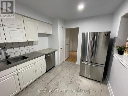 35 - 41 Mississauga Vly Boulevard E, Mississauga, ON - Indoor Photo Showing Kitchen With Double Sink