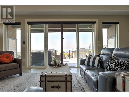 6539 Blackcomb Place, Vernon, BC - Indoor Photo Showing Living Room