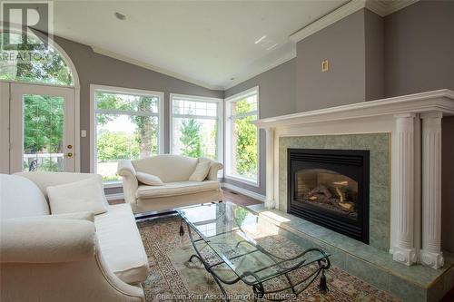 419 King Street West, Chatham, ON - Indoor Photo Showing Living Room With Fireplace