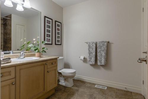 35 Sweetman Drive, Dundas, ON - Indoor Photo Showing Bathroom