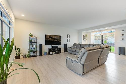 3704 Morningside Drive, West Kelowna, BC - Indoor Photo Showing Living Room