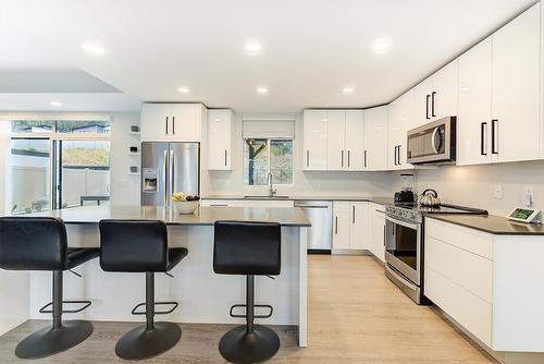 3704 Morningside Drive, West Kelowna, BC - Indoor Photo Showing Kitchen With Upgraded Kitchen