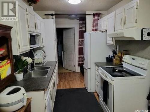 23 2309 17Th Street W, Saskatoon, SK - Indoor Photo Showing Kitchen With Double Sink