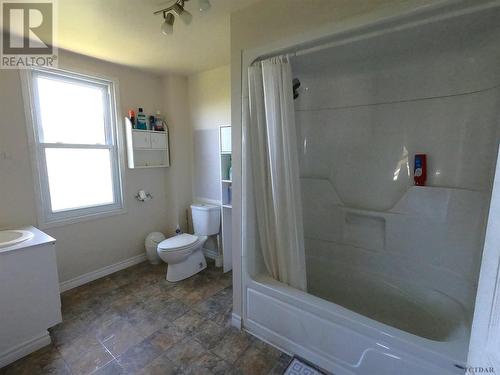 444 Marcella St, Temiskaming Shores, ON - Indoor Photo Showing Bathroom