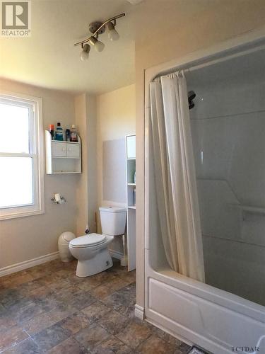 444 Marcella St, Temiskaming Shores, ON - Indoor Photo Showing Bathroom