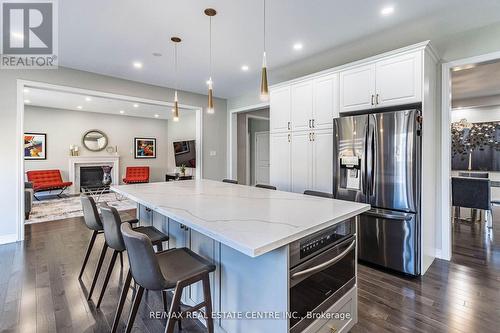 944 Larter Street, Innisfil, ON - Indoor Photo Showing Kitchen With Upgraded Kitchen