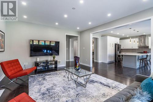 944 Larter Street, Innisfil, ON - Indoor Photo Showing Living Room