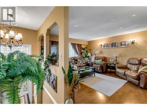 8093 Rochester Crescent, Prince George, BC - Indoor Photo Showing Living Room