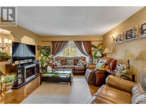 8093 Rochester Crescent, Prince George, BC - Indoor Photo Showing Living Room