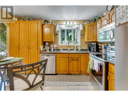 8093 Rochester Crescent, Prince George, BC - Indoor Photo Showing Kitchen With Double Sink