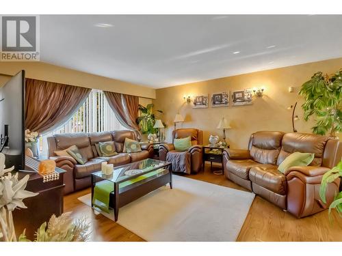 8093 Rochester Crescent, Prince George, BC - Indoor Photo Showing Living Room