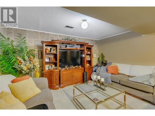 8093 Rochester Crescent, Prince George, BC - Indoor Photo Showing Living Room