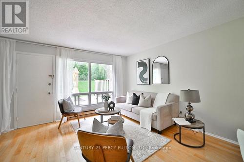 40 Thorny Vineway, Toronto (Bayview Village), ON - Indoor Photo Showing Living Room