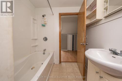 35 Fairview Street, Sault Ste Marie, ON - Indoor Photo Showing Bathroom