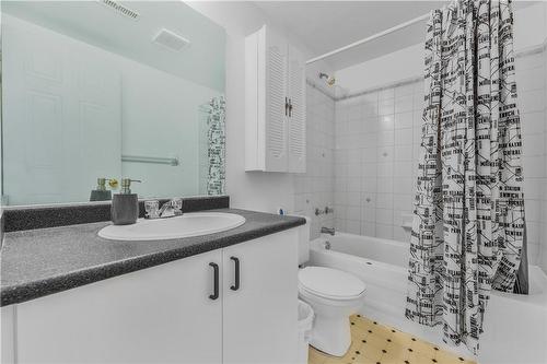 2 Mapleton Avenue, Barrie, ON - Indoor Photo Showing Bathroom