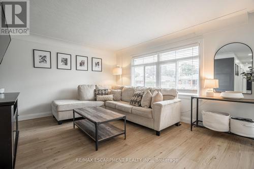 316 East 42Nd Street, Hamilton (Hampton Heights), ON - Indoor Photo Showing Living Room