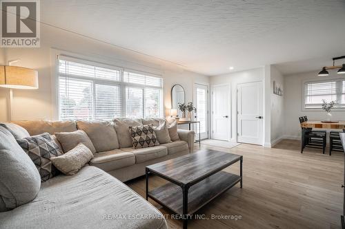 316 East 42Nd Street, Hamilton (Hampton Heights), ON - Indoor Photo Showing Living Room