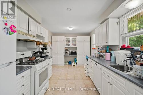 2 Hill Drive, Aurora (Hills Of St Andrew), ON - Indoor Photo Showing Kitchen