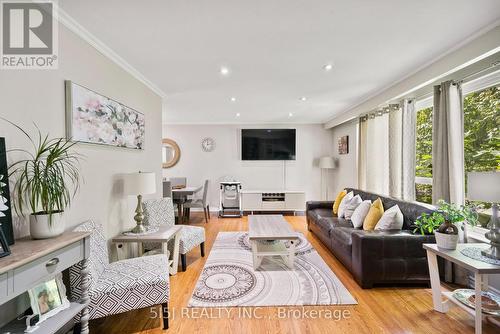 2 Hill Drive, Aurora (Hills Of St Andrew), ON - Indoor Photo Showing Living Room