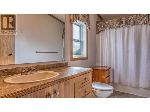 4460 73 Avenue Ne, Salmon Arm, BC - Indoor Photo Showing Bathroom