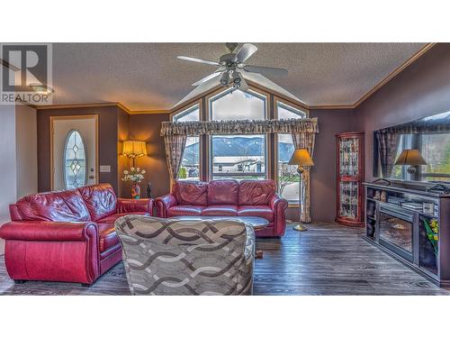 4460 73 Avenue Ne, Salmon Arm, BC - Indoor Photo Showing Living Room