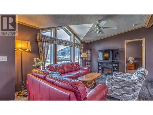 4460 73 Avenue Ne, Salmon Arm, BC - Indoor Photo Showing Living Room