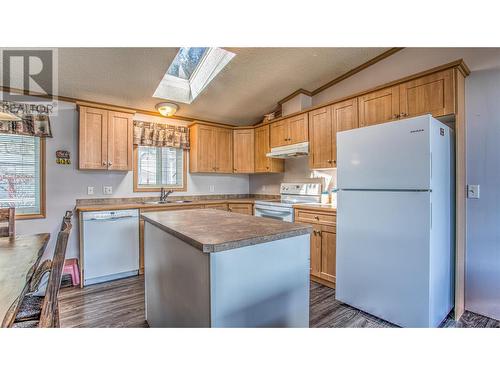 4460 73 Avenue Ne, Salmon Arm, BC - Indoor Photo Showing Kitchen With Double Sink