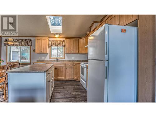 4460 73 Avenue Ne, Salmon Arm, BC - Indoor Photo Showing Kitchen